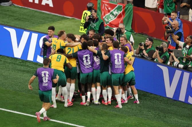 Die australische Mannschaft bildet eine Jubeltraube, nachdem Nestory Irankunda das erste Tor erzielt hat, während des WM-2026-Gruppenspiels der Gruppe D gegen die Türkei im BC Place in Vancouver, British Columbia, am 13. Juni 2026. Richard Heathcote / Getty Images