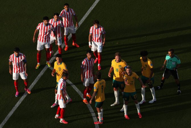 Australiens Kapitän Jackson Irvine ordnet bei einer Standardsituation seine Mitspieler, während sich die Mannschaften von Paraguay und Australien im Strafraum postieren. Die Szene stammt aus dem Gruppenspiel der Gruppe D bei der Fußball-Weltmeisterschaft 2026 am 25. Juni 2026 im San Francisco Bay Area Stadium in Santa Clara, Kalifornien. Richard Heathcote / Getty Images