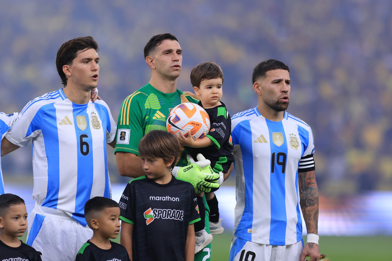 Argentiniens Leonardo Balerdi (Nr. 6), Torhueter Damian Martinez und Nicolas Otamendi (Nr. 19, von links) stehen vor dem Anpfiff der WM-Qualifikation gegen Ecuador aufgereiht. Die Partie fand am 9. September 2025 im Estadio Monumental Isidro Romero Carbo von Guayaquil statt. Franklin Jacome / Getty Images