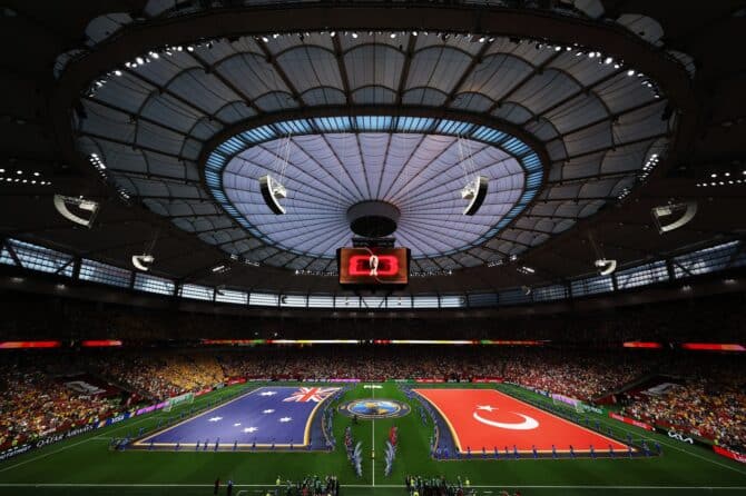 Blick in das BC Place, auf dessen Rasen vor dem WM-2026-Gruppenspiel der Gruppe D zwischen Australien und der Türkei die übergroßen Flaggen beider Nationen ausgebreitet sind, in Vancouver, British Columbia, am 13. Juni 2026. Richard Heathcote / Getty Images