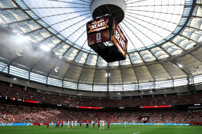 Blick ins ausverkaufte BC Place in Vancouver: Der Videowürfel zeigt die offizielle Zuschauerzahl von 52.497 beim WM-Gruppenspiel der Gruppe G zwischen Neuseeland und Ägypten am 21. Juni 2026. Emilee Chinn / Getty Images