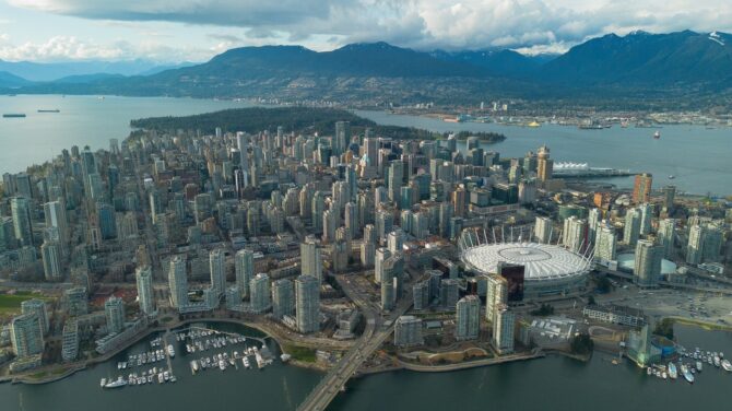 Luftaufnahme des BC Place Stadions in Vancouver, Austragungsort mehrerer Partien der FIFA WM 2026, mit dem weltgrößten kabelgetragenen Dach.
