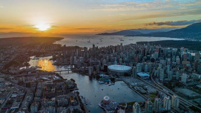 Das BC Place Stadion in Vancouver im Abendrot: Eine Luftaufnahme vom 20. März 2026 zeigt das WM-Stadion mitten im Stadtbild, umgeben von Hafen, Bergkulisse und dem False Creek. Die Spielstätte trägt bei der WM 2026 mehrere Gruppenspiele und K.o.-Partien aus. Elizabeth Ruiz Ruiz / Getty Images