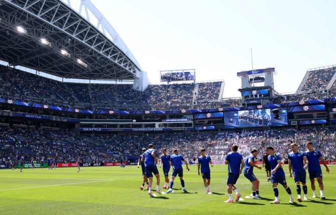 Die Spieler von Bosnien und Herzegowina wärmen sich vor dem WM-2026-Gruppenspiel der Gruppe B gegen Katar am 24. Juni 2026 im Seattle Stadium auf. Richard Heathcote / Getty Images