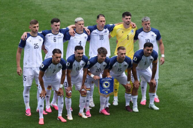 Die Spieler Bosnien-Herzegowinas stellen sich vor dem WM-2026-Gruppenspiel der Gruppe B gegen Kanada am 12. Juni 2026 im Toronto Stadium für das Mannschaftsfoto auf. Für den Balkan-Staat ist es das erste WM-Gruppenspiel seit Brasilien 2014. (Michael Steele / Getty Images)