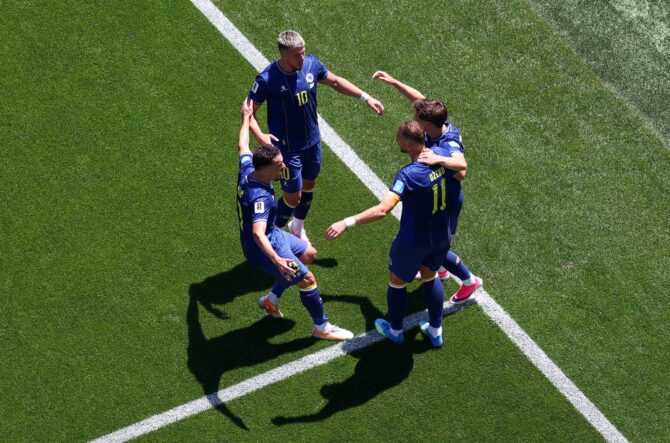 Die Spieler von Bosnien und Herzegowina jubeln nach dem Eigentor von Katars Sultan Albrake zum 2:0 im WM-2026-Gruppenspiel der Gruppe B gegen Katar am 24. Juni 2026 im Seattle Stadium. Dean Mouhtaropoulos / Getty Images