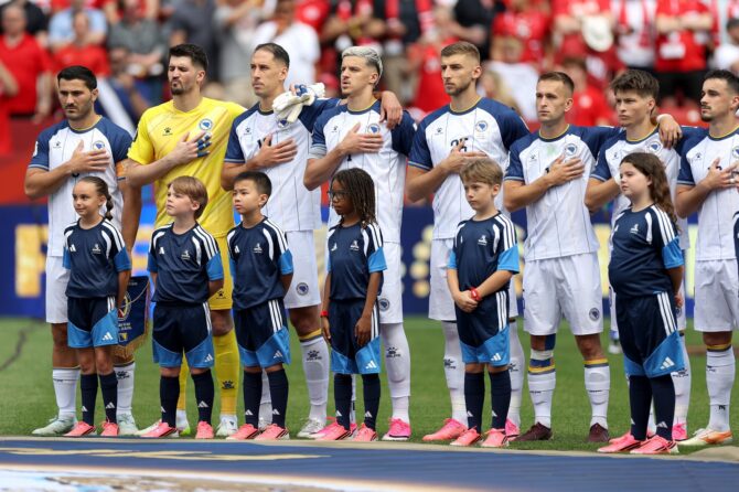 Die Spieler Bosnien-Herzegowinas stehen vor dem WM-2026-Gruppenspiel der Gruppe B gegen Kanada im Toronto Stadium am 12. Juni 2026 in Toronto, Ontario, für die Nationalhymne aufgereiht. (Charlotte Wilson / Getty Images North America via Getty Images)