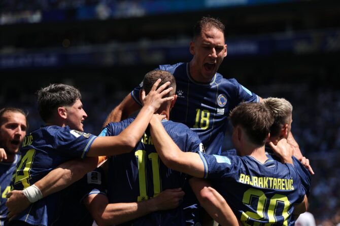 Die Spieler von Bosnien und Herzegowina feiern das Eigentor von Katars Sultan Albrake zum 2:0 im WM-2026-Gruppenspiel der Gruppe B gegen Katar am 24. Juni 2026 im Seattle Stadium. Stu Forster / Getty Images