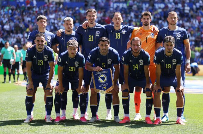 Die Mannschaft von Bosnien und Herzegowina stellt sich vor dem WM-2026-Gruppenspiel der Gruppe B gegen Katar zum Teamfoto auf. Die Partie fand am 24. Juni 2026 im Seattle Stadium statt. Richard Heathcote / Getty Images