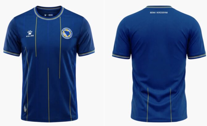 Das Bosnien Trikot zur WM 2026 von Kelme: Heimtrikot in Dunkelblau mit gelben Nadelstreifen, Vorder- und Rückansicht.
