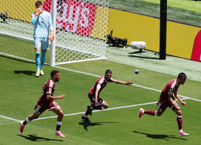 Boualem Khoukhi von Katar bejubelt mit seinen Teamkollegen den Treffer zum ersten Tor seiner Mannschaft während des WM-2026-Gruppenspiels der Gruppe B gegen die Schweiz im San Francisco Bay Area Stadium in Santa Clara, Kalifornien, am 13. Juni 2026. Fran Santiago / Getty Images