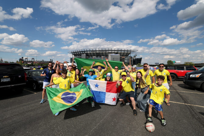 Brasilien-Fans mit Fahnen posieren vor dem Stadion in Philadelphia