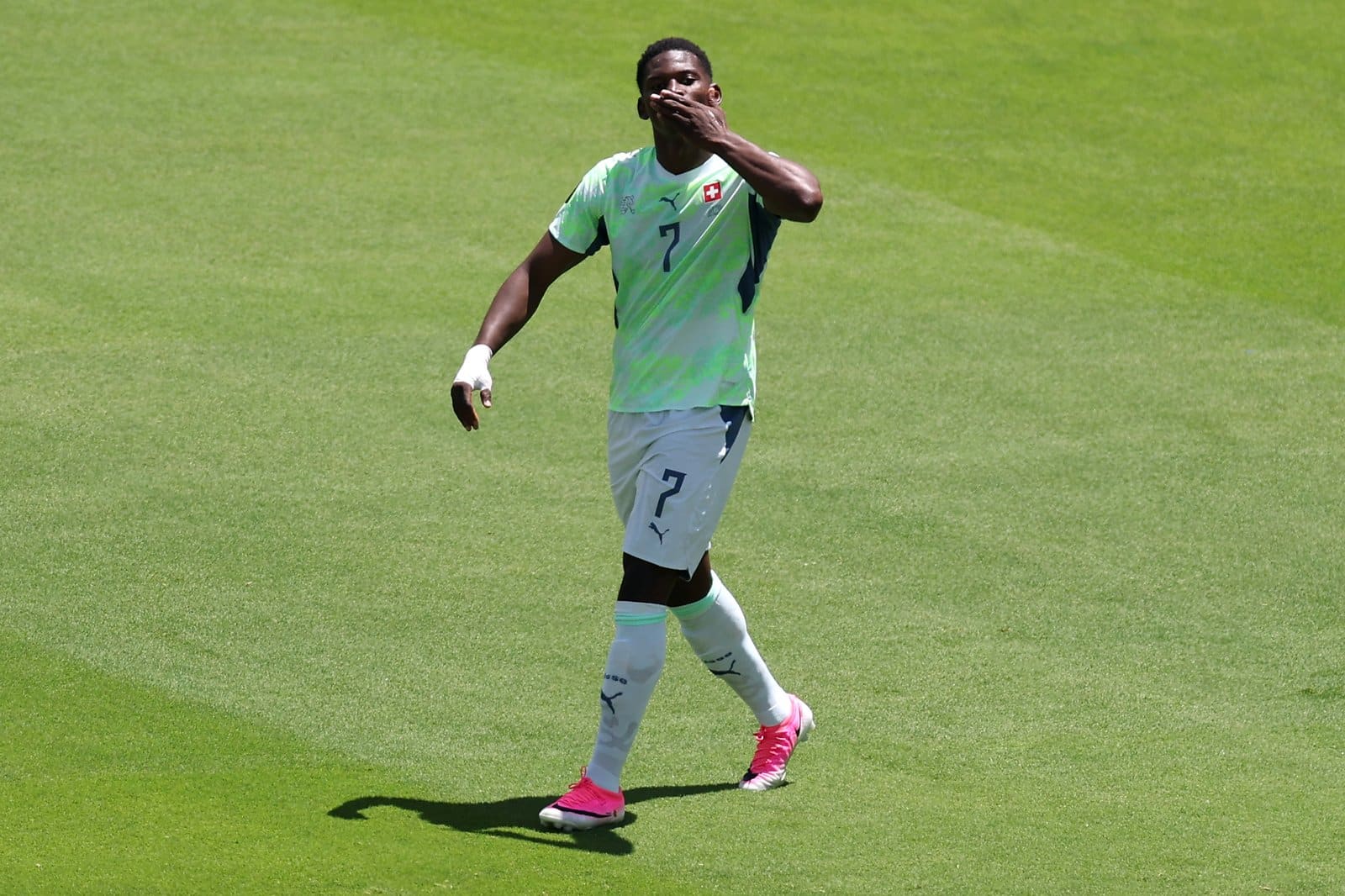 Breel Embolo bejubelt seinen Foulelfmeter zum 1:0 für die Schweiz gegen Katar