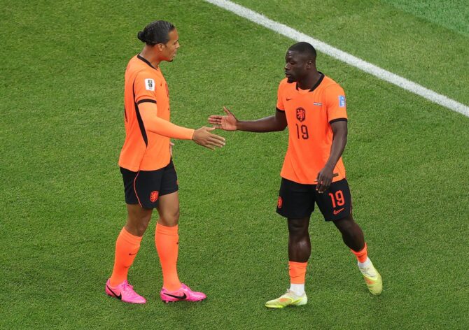 Brian Brobbey (r.) bejubelt mit Virgil van Dijk das 1:0 der Niederlande im WM-2026-Gruppenspiel der Gruppe F gegen Schweden am 20. Juni 2026 im Houston Stadium in Houston. (Alex Slitz / Getty Images)