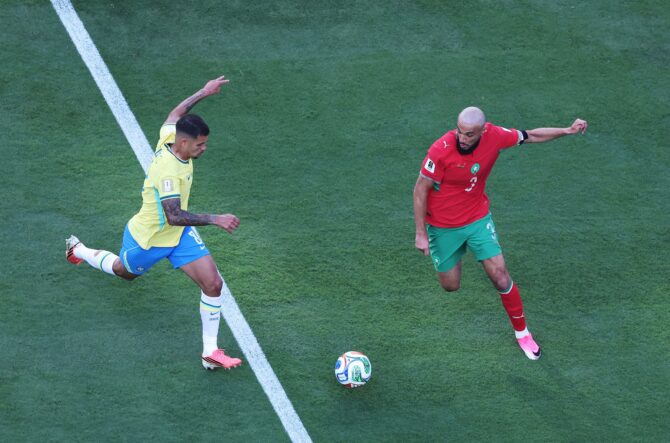 Brasiliens Mittelfeldspieler Bruno Guimarães behauptet im WM-2026-Gruppenspiel der Gruppe C gegen Marokko den Ball im Zweikampf mit dem marokkanischen Verteidiger Noussair Mazraoui. Die Partie zwischen Brasilien und Marokko endete am 13. Juni 2026 im New York New Jersey Stadium in East Rutherford mit 1:1. Al Bello / Getty Images
