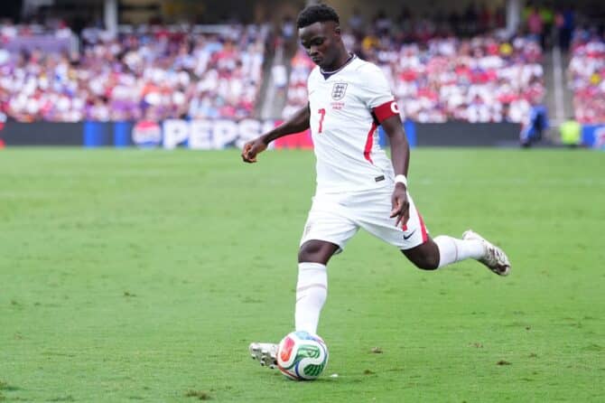 Englands Flügelspieler Bukayo Saka (Nummer 7) führt im Testspiel gegen Costa Rica einen Freistoß aus. Die Partie fand am 10. Juni 2026 im Inter&Co Stadium in Orlando, Florida, statt. Rich Storry / Getty Images North America via Getty Images