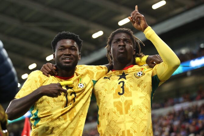 Caleb Yirenkyi (rechts, Nummer 3) bejubelt im Freundschaftsspiel zwischen Wales und Ghana seinen Treffer zum 1:0 gemeinsam mit Teamkollege Christopher Baah. Die Partie fand am 2. Juni 2026 im Cardiff City Stadium in Cardiff statt. (Ryan Hiscott / Getty Images)
