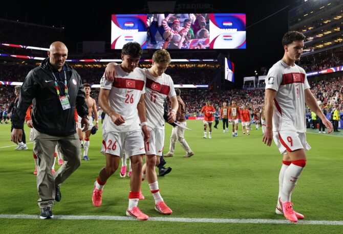 Can Uzun (Nr. 26), Kenan Yıldız (Nr. 11) und Deniz Gül (Nr. 9) verlassen nach der 0:1-Niederlage der Türkei im WM-2026-Gruppenspiel der Gruppe D gegen Paraguay am 19. Juni 2026 im San Francisco Bay Area Stadium in Santa Clara enttäuscht den Platz. (Richard Heathcote / Getty Images)
