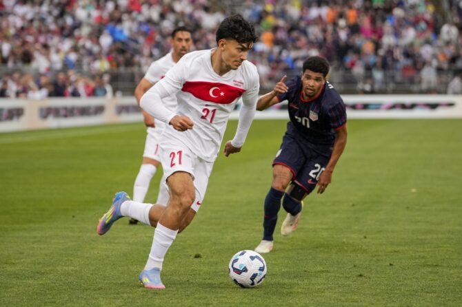 Can Yilmaz Uzun von der Türkei wird von Nathan Harriel der USA verteidigt während des internationalen Freundschaftsspiels am 7. Juni 2025 im Pratt & Whitney Stadium in East Hartford, Connecticut. (Joe Buglewicz / Getty Images)