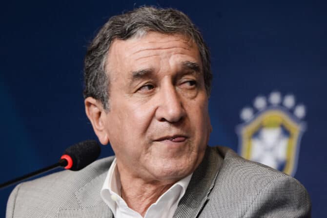 Rio de Janeiro, Brasilien, 31. Oktober 2013: Carlos Alberto Parreira, Assistenztrainer der brasilianischen Nationalmannschaft, nimmt vor den Länderspielen gegen Honduras und Chile im Sheraton Hotel an einer Pressekonferenz teil. (Foto: Buda Mendes/Getty Images)