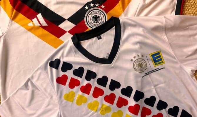 Achtung gratis WM 2026 Trikots von Check24 & co: Das wollen die Firmen damit erreichen - modernes Marketing