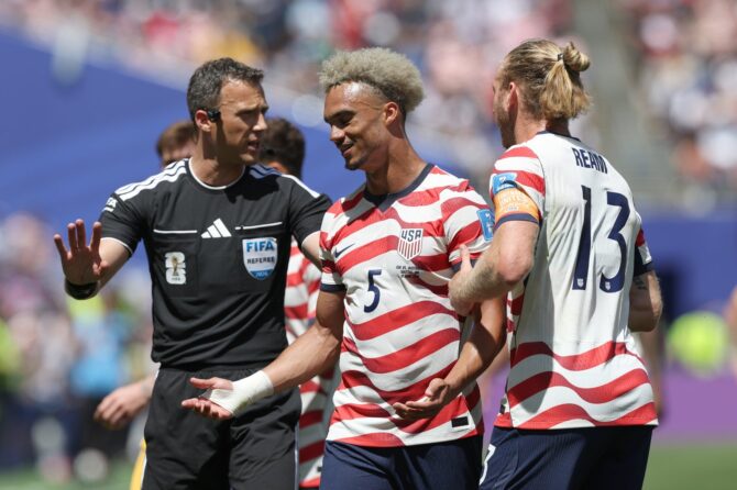 Chris Richards von den USA diskutiert mit Schiedsrichter Felix Zwayer während des WM-2026-Gruppenspiels zwischen den USA und Australien am 19. Juni 2026 im Seattle Stadium. (Emilee Chinn / Getty Images)