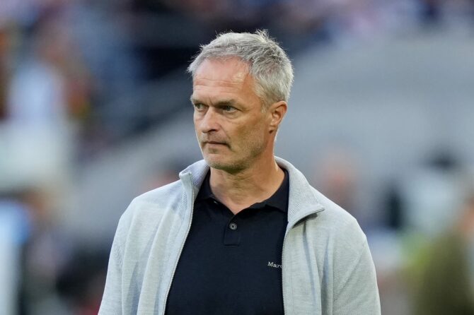 Bundestrainer Christian Wuck verfolgt das Geschehen vor dem Spiel der Qualifikation zur Frauen-Weltmeisterschaft 2027 zwischen Deutschland und Norwegen am 5. Juni 2026 im RheinEnergieStadion in Köln. (Pau Barrena / Getty Images)