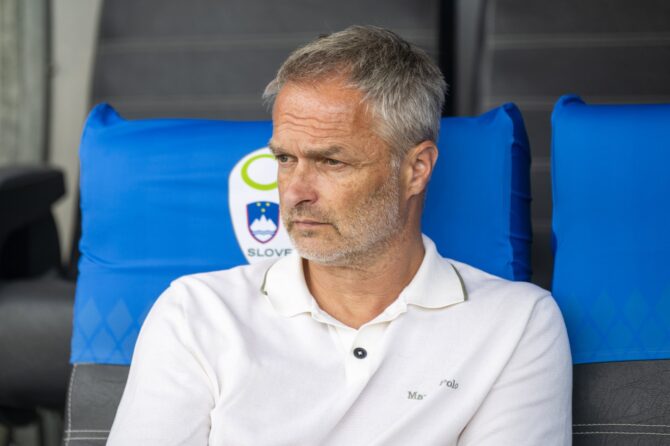 Christian Wuck, Cheftrainer der deutschen Frauen-Nationalmannschaft, beobachtet das Geschehen vor dem Qualifikationsspiel zur Frauen-Weltmeisterschaft 2027 zwischen Slowenien und Deutschland. Die Partie fand am 9. Juni 2026 im Stadion Stožice in Ljubljana statt. Jurij Kodrun / Getty Images