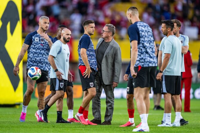 Österreichs Christoph Baumgartner spricht beim Verlassen des Platzes mit Nationaltrainer Ralf Rangnick, ehe das Länderspiel zwischen Österreich und Tunesien im Ernst-Happel-Stadion beginnt. Das Testspiel wurde am 1. Juni 2026 in Wien ausgetragen. Christian Bruna / Getty Images