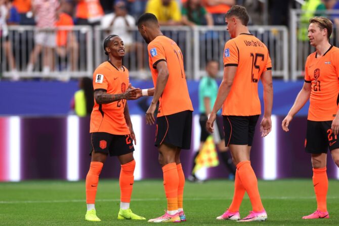 Cody Gakpo (l.) feiert mit seinen Teamkollegen sein Tor zum 3:0 für die Niederlande im WM-2026-Gruppenspiel der Gruppe F gegen Schweden am 20. Juni 2026 im Houston Stadium in Houston. (Lars Baron / Getty Images)
