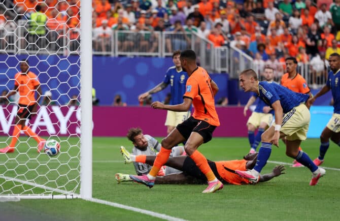 HOUSTON, TEXAS - 20. JUNI: Cody Gakpo (#11) von den Niederlanden erzielt im WM-Gruppenspiel der Gruppe F gegen Schweden im Houston Stadium das dritte Tor seiner Mannschaft. Die Partie fand am 20. Juni 2026 in Houston, Texas, statt. (Foto: Lars Baron/Getty Images)