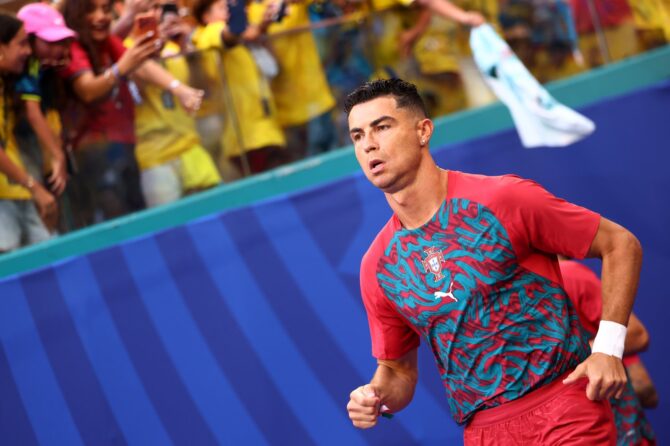 Portugals Cristiano Ronaldo läuft vor dem Gruppenspiel der Gruppe K bei der Fußball-Weltmeisterschaft 2026 gegen Kolumbien zum Aufwärmen auf den Platz. Die Aufnahme entstand am 27. Juni 2026 im Miami Stadium in Miami Gardens, Florida. Robert Cianflone / Getty Images