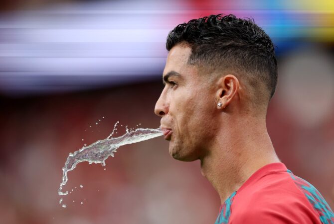 Cristiano Ronaldo wärmt sich vor dem WM-2026-Gruppenspiel zwischen Portugal und Usbekistan im Houston Stadium auf. Portugals Kapitän bereitete sich am 23. Juni 2026 in Houston, Texas, auf die Partie der Gruppe K vor. (Michael Steele / Getty Images)
