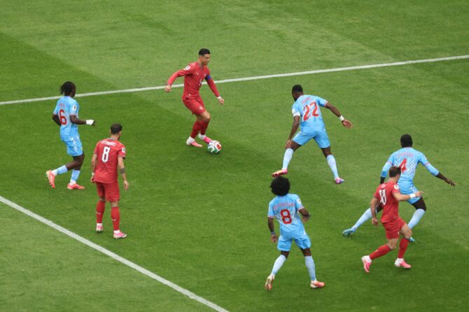 Portugals Cristiano Ronaldo behauptet den Ball gegen den Druck von Chancel Mbemba von der DR Kongo im Gruppenspiel K der FIFA Weltmeisterschaft 2026 am 17. Juni 2026 im Houston Stadium in Houston, Texas. Lars Baron / Getty Images