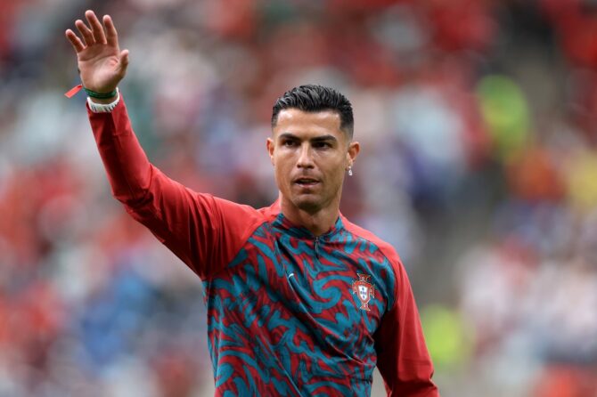 Portugals Superstar Cristiano Ronaldo winkt während des Aufwärmens vor dem Gruppenspiel K der FIFA Weltmeisterschaft 2026 gegen die DR Kongo am 17. Juni 2026 im Houston Stadium in Houston, Texas, in Richtung der Tribüne. Molly Darlington / Getty Images