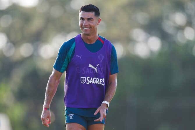 Portugals Superstar Cristiano Ronaldo (Nummer 7) lächelt während einer Trainingseinheit vor der Weltmeisterschaft 2026. Die Einheit fand am 13. Juni 2026 in Palm Beach Gardens, Florida, statt. Megan Briggs / Getty Images North America via Getty Images