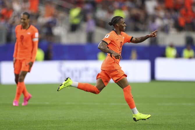 Arlington, Texas, USA, 14. Juni 2026: Crysencio Summerville (Nr. 24) von den Niederlanden jubelt nach dem zweiten Treffer seiner Mannschaft im WM-Spiel der Gruppe F gegen Japan im Dallas Stadium. (Foto: Michael Steele/Getty Images)