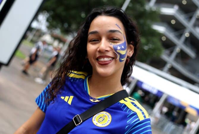 Ein Fan von Curaçao mit Gesichtsbemalung in den Landesfarben trifft vor dem WM-2026-Gruppenspiel der Gruppe E zwischen Deutschland und Curaçao im Houston Stadium in Houston, Texas, am 14. Juni 2026 ein. Molly Darlington / Getty Images