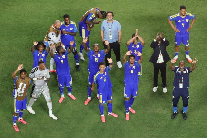 Die Spieler von Curaçao, darunter der zum Spieler des Spiels gewählte Torwart Eloy Room, applaudieren nach dem 0:0 ihren Fans beim Gruppenspiel der Gruppe E zwischen Ecuador und Curaçao bei der WM 2026 im Stadion von Kansas City am 20. Juni 2026 in Kansas City, Missouri. Michael Steele / Getty Images
