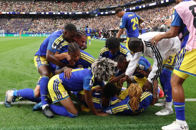 Die Spieler Curaçaos stürmen auf Torschütze Livano Comenencia zu und feiern gemeinsam den ersten Treffer im WM-Gruppenspiel der Gruppe E gegen Deutschland am 14. Juni 2026 im Houston Stadium. Foto: Alexander Hassenstein / Getty Images