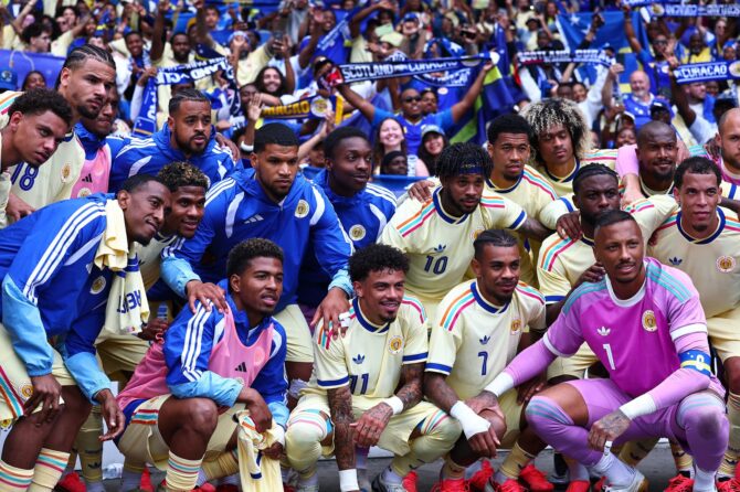 Die Spieler von Curaçao posieren nach dem Länderspiel gegen Schottland am 30. Mai 2026 im Hampden Park in Glasgow für ein Foto mit ihren Fans. Der kleinste WM-Teilnehmer aller Zeiten stimmt sich mit Testspielen auf seine erste Weltmeisterschafts-Endrunde ein. (WM Sport Media / Getty Images)