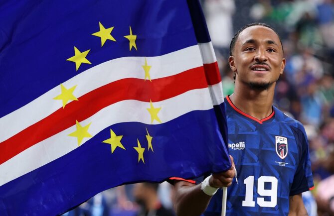 Kap Verdes Dailon Livramento feiert mit der Nationalflagge nach dem 0:0 gegen Saudi-Arabien, mit dem der Inselstaat sensationell das Sechzehntelfinale erreicht. Das Gruppenspiel der Gruppe H bei der Fußball-Weltmeisterschaft 2026 fand am 26. Juni 2026 im Houston Stadium in Houston, Texas, statt. Francois Nel / Getty Images