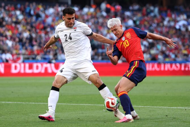 Dani Olmo behauptet im spanischen Trikot mit der Nummer 10 den Ball im Zweikampf mit Zaid Ismail vom Irak während des Länderspiels zwischen Spanien und dem Irak im Estadio Riazor in La Coruña am 4. Juni 2026. Florencia Tan Jun / Getty Images