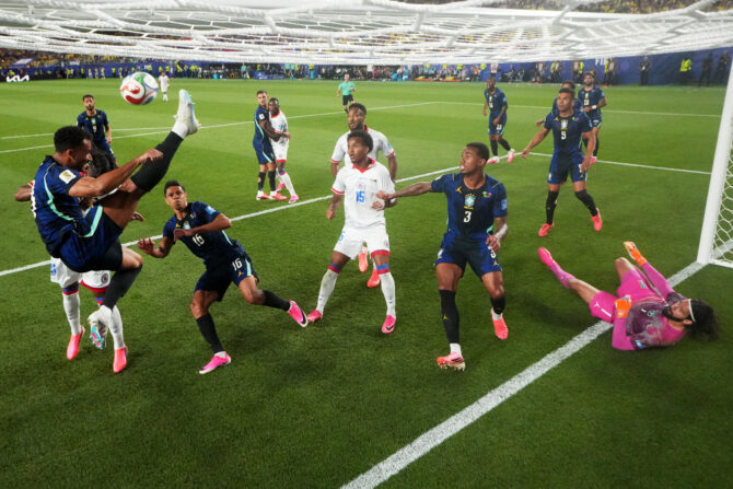 Brasiliens Danilo klärt den Ball vor dem eigenen Tor im Spiel gegen Haiti
