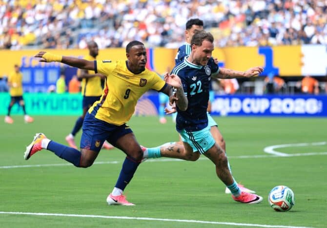 Der deutsche Verteidiger David Raum im Zweikampf mit Ecuadors John Yeboah im WM-Gruppenspiel der Gruppe E. Die Partie fand am 25. Juni 2026 im New York New Jersey Stadium in East Rutherford statt. Buda Mendes / Getty Images