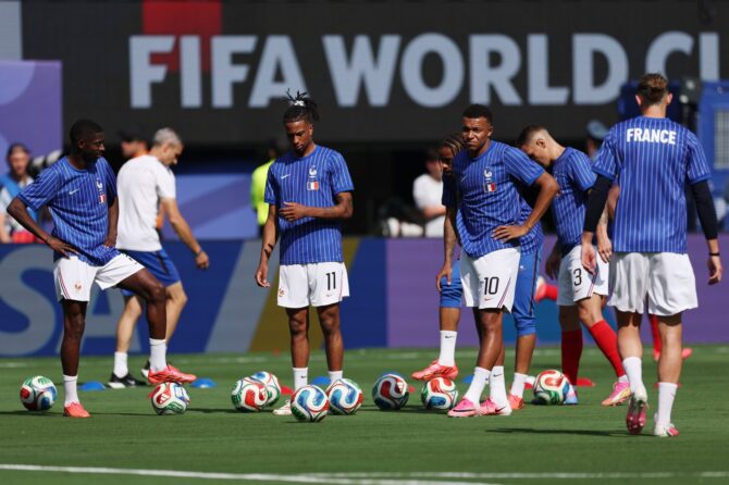 Ousmane Dembélé (Nummer 7), Michael Olise (Nummer 11) und Kylian Mbappé (Nummer 10) von Frankreich wärmen sich vor dem Sechzehntelfinale der WM 2026 gegen Schweden auf. Die Szene entstand am 30. Juni 2026 im New York New Jersey Stadium in East Rutherford, New Jersey. Mattia Ozbot / Getty Images