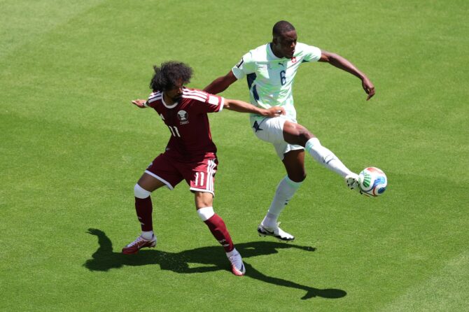Denis Zakaria von der Schweiz behauptet den Ball gegen Akram Afif von Katar während des WM-2026-Gruppenspiels der Gruppe B im San Francisco Bay Area Stadium in San Francisco, Kalifornien, am 13. Juni 2026. Fran Santiago / Getty Images