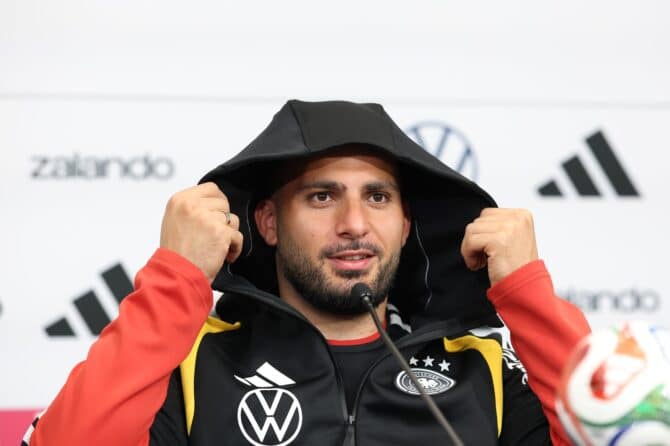 Stürmer Deniz Undav zieht sich am 12. Juni 2026 bei der Pressekonferenz der deutschen Nationalmannschaft in der Donovan L. Nicol Hall of Excellence der Winston-Salem State University die Kapuze über den Kopf, während er den Medien Rede und Antwort steht. Zwei Tage später startet das DFB-Team gegen Curaçao in die WM 2026. (Alexander Hassenstein / Getty Images)