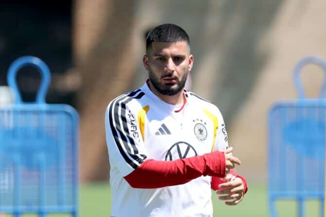 Deniz Undav konzentriert sich beim Training der deutschen Nationalmannschaft an der Winston-Salem State University in North Carolina. Der Stürmer bereitete sich mit dem DFB-Team am 21. Juni 2026 auf die weiteren Aufgaben bei der WM 2026 vor. (Alexander Hassenstein / Getty Images)