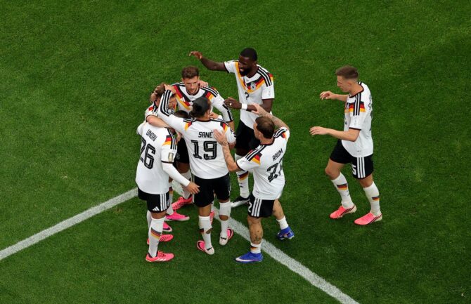 Deutschlands Stürmer Deniz Undav (Nummer 26) bejubelt mit seinen Teamkollegen das Tor zum 6:1 im WM-Gruppenspiel gegen Curaçao. Die Partie der Gruppe E fand am 14. Juni 2026 im Houston Stadium in Houston, Texas, statt. Alex Slitz / Getty Images North America via Getty Images